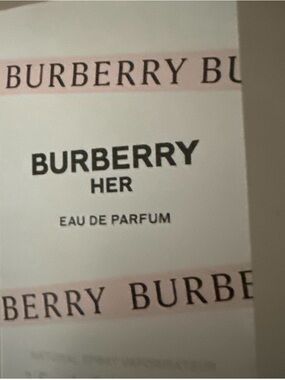 Burberry Her Eau de Parfum - Pink & White